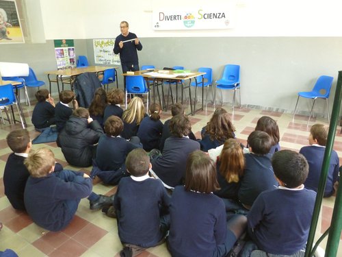 Nicola Marras introduce i regoli calcolatori alle elementari